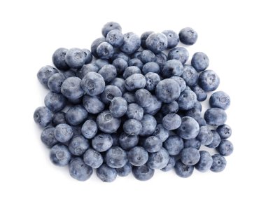 Beyaz arka planda olgun taze yaban mersini