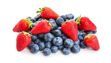 Beyaz arka planda olgun çilek ve yabanmersini.