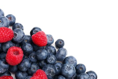 Beyaz arka planda olgun ahududu ve yaban mersini, yakın plan