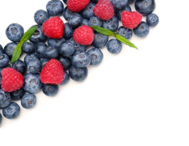 Beyaz arka planda olgun ahududu ve yaban mersini