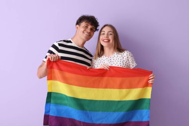 Leylak arka planında LGBT bayrağı olan genç bir çift.