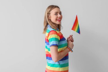 Hafif arkaplanda LGBT bayrağı olan genç bir kadın