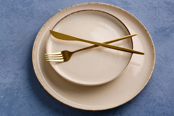 Golden Fork Knife Plates Blue Grunge Background — Stock Photo, Image