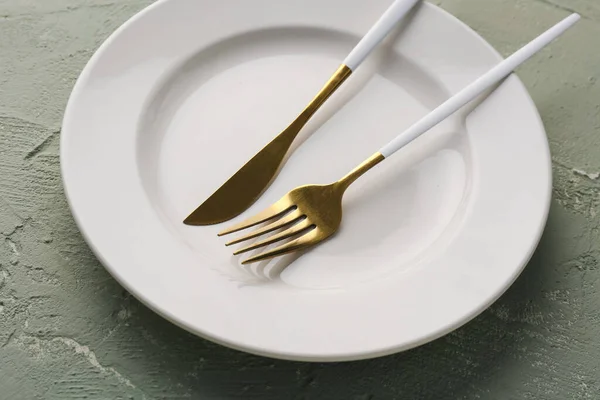 Πιάτο Χρυσό Πιρούνι Και Μαχαίρι Πράσινο Φόντο Grunge — Φωτογραφία Αρχείου