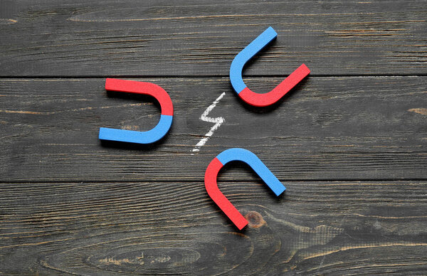 Рамка из магнитов с вытянутой молнией на темном деревянном фоне