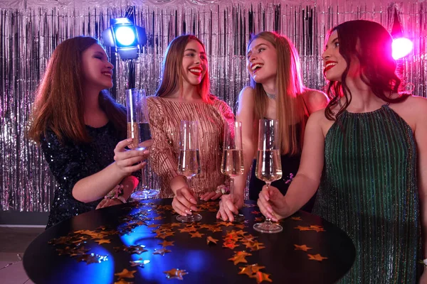 Giovani Donne Che Bevono Champagne Sera Del Ballo — Foto Stock