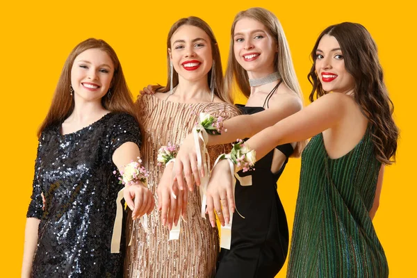 Jovens Mulheres Vestidas Para Baile Com Corsos Fundo Amarelo — Fotografia de Stock