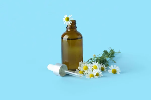 Flasche Ätherisches Und Frische Kamillenblüten Auf Farbigem Hintergrund — Stockfoto