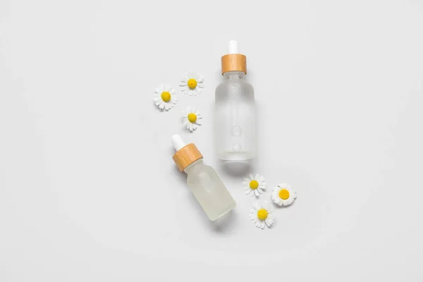 Botol Minyak Esensial Dan Bunga2 Chamomile Dengan Latar Belakang Putih — Stok Foto