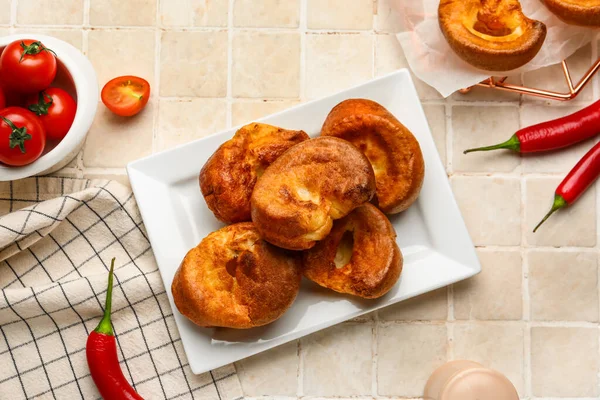 Hafif fayanslı lezzetli Yorkshire pudingi tabağı