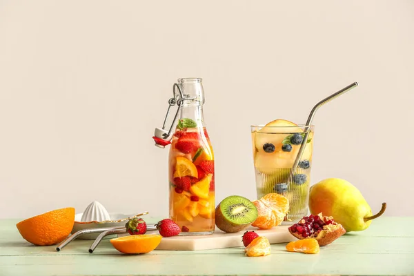Glas Och Flaska Infunderat Vatten Med Olika Skivade Frukter Grönt — Stockfoto