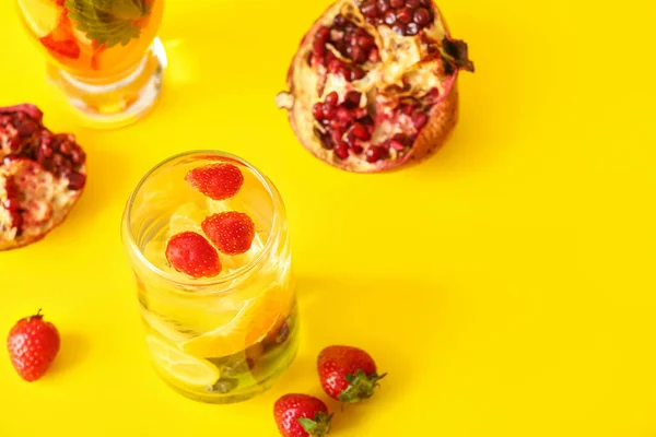 Copos Água Infundida Com Diferentes Frutas Fatiadas Fundo Amarelo — Fotografia de Stock
