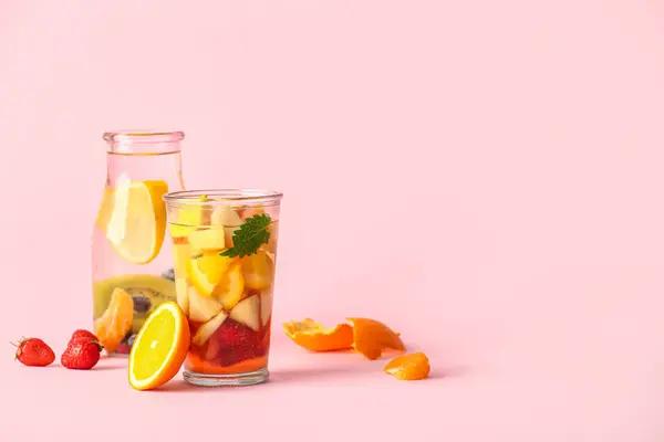 Glas Fles Geïnfundeerd Water Met Verschillende Gesneden Vruchten Roze Achtergrond — Stockfoto