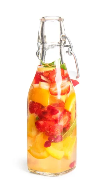 白い背景に異なるスライスフルーツと注入水のボトル — ストック写真