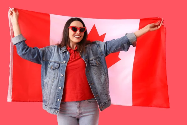 Młoda Kobieta Flagą Kanady Czerwonym Tle — Zdjęcie stockowe