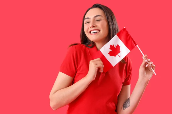 Ung Kvinna Med Flagga Kanada Röd Bakgrund — Stockfoto