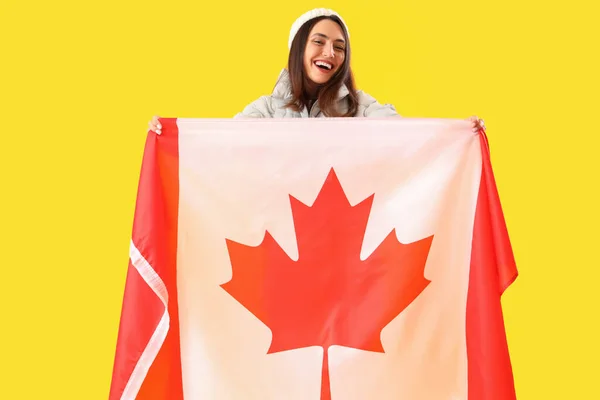 Mujer Joven Sombrero Caliente Con Bandera Canadá Sobre Fondo Amarillo —  Fotos de Stock