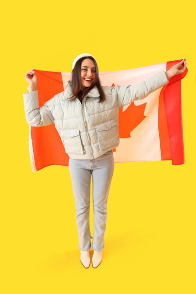 Jovem Mulher Chapéu Quente Com Bandeira Canadá Fundo Amarelo — Fotografia de Stock
