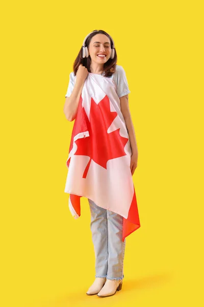 Jovem Mulher Fones Ouvido Com Bandeira Canadá Fundo Amarelo — Fotografia de Stock