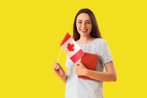 Jonge Vrouw Met Vlag Van Canada Boek Gele Achtergrond — Stockfoto