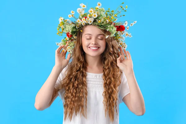 Vacker Ung Kvinna Blomma Krans Blå Bakgrund Sommarsolstånd — Stockfoto