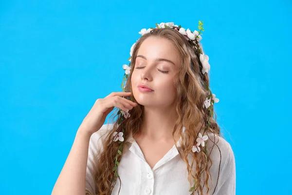 Vacker Ung Kvinna Med Blommor Håret Blå Bakgrund Sommarsolstånd — Stockfoto