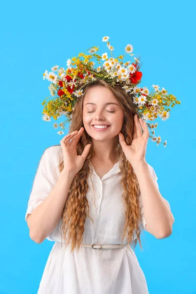 Hermosa Mujer Joven Corona Flores Sobre Fondo Azul Solsticio Verano —  Fotos de Stock