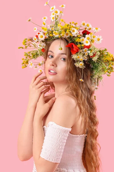 Pembe Arka Planda Çiçek Çelengi Giymiş Güzel Bir Kadın Yaz — Stok fotoğraf