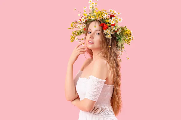 Vacker Ung Kvinna Blomma Krans Rosa Bakgrund Sommarsolstånd — Stockfoto
