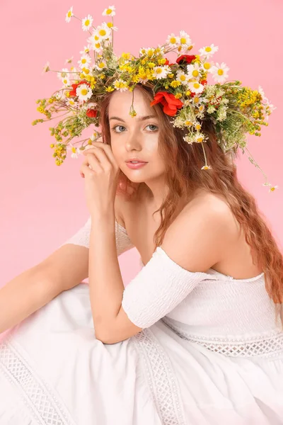 Piękna Młoda Kobieta Kwiatowym Wieńcu Różowym Tle Przesilenie Letnie — Zdjęcie stockowe
