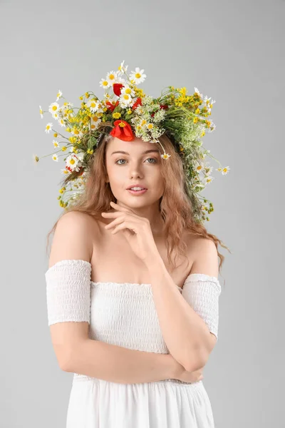 Όμορφη Νεαρή Γυναίκα Στεφάνι Λουλουδιών Φόντο Φωτός Θερινό Ηλιοστάσιο — Φωτογραφία Αρχείου