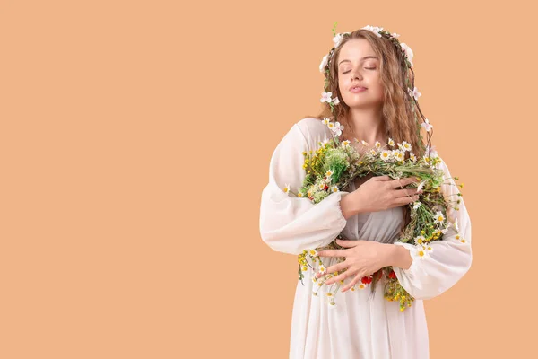 Bej Arka Planda Çiçek Çelengi Olan Güzel Bir Genç Kadın — Stok fotoğraf