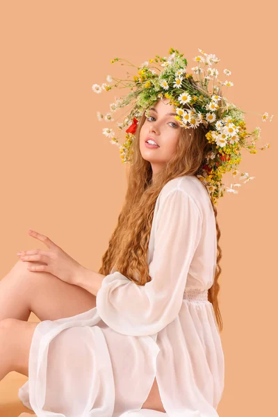 Hermosa Mujer Joven Corona Flores Sobre Fondo Beige Solsticio Verano —  Fotos de Stock