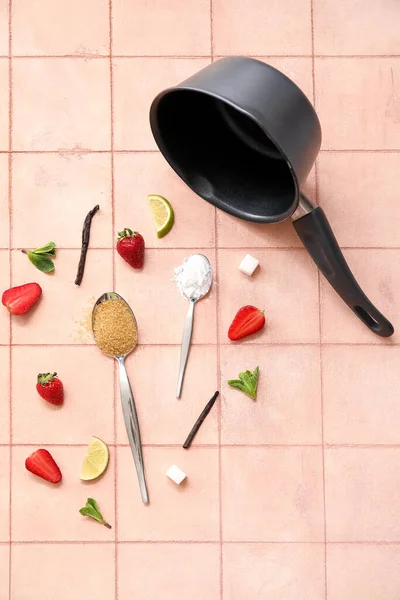 Σάλτσα Και Συστατικά Για Την Παρασκευή Κομπόστα Φράουλας Ροζ Φόντο — Φωτογραφία Αρχείου