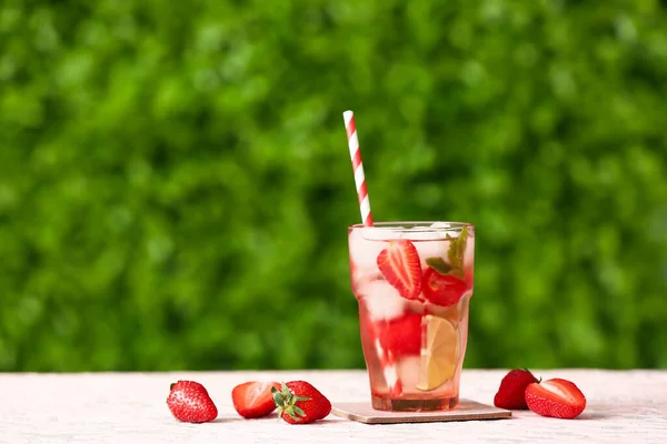 Glass Strawberry Lemonade White Table Outdoors — Stock Photo, Image