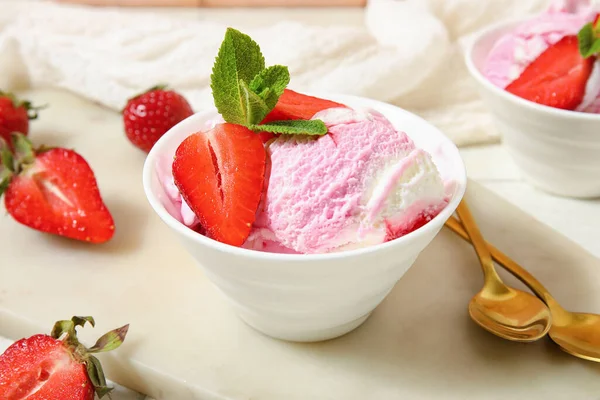 Bowl Strawberry Ice Cream Board Closeup — Stock Photo, Image