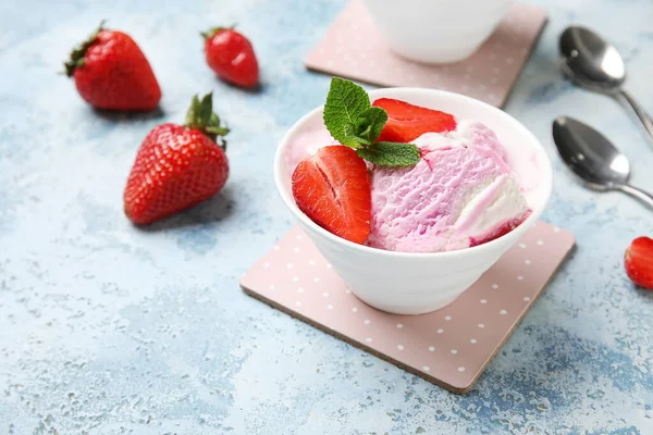 Bowl Strawberry Ice Cream Spoons Grunge Background Closeup — Stock Photo, Image