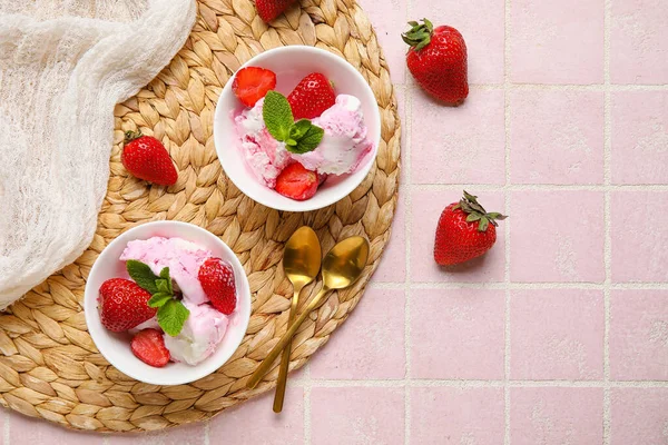 粉红瓷砖桌上的草莓冰淇淋和勺子 — 图库照片