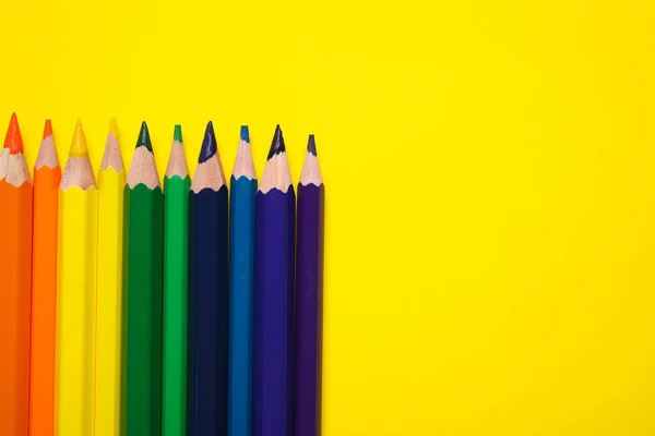Lápis Coloridos Sobre Fundo Amarelo Conceito Lgbt — Fotografia de Stock