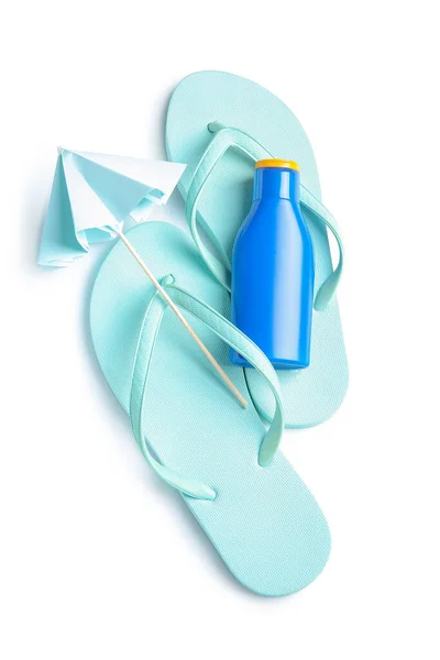 Eine Flasche Sonnencreme Mit Mini Regenschirm Und Flip Flops Isoliert — Stockfoto