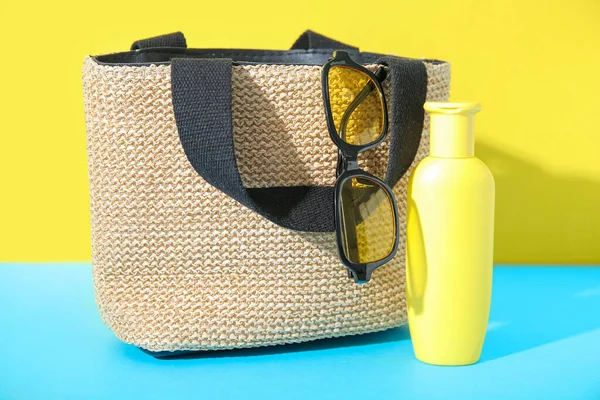 Botella Crema Protector Solar Con Gafas Sol Bolsa Mimbre Mesa —  Fotos de Stock