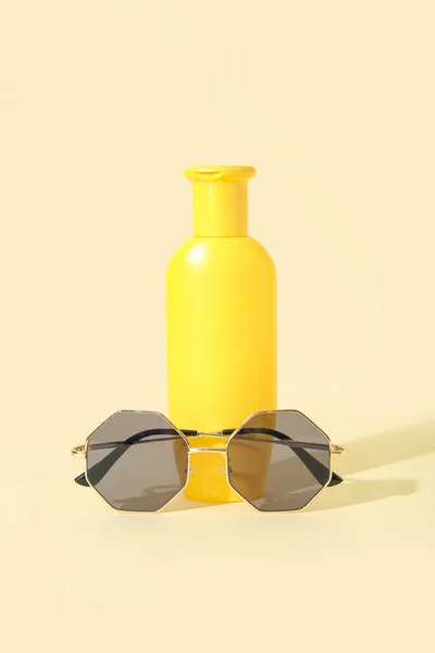 Lahvička Krém Opalování Slunečními Brýlemi Světle Žlutém Pozadí — Stock fotografie