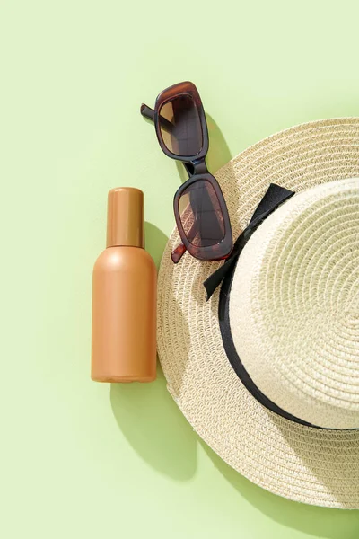 Botella Crema Protector Solar Con Gafas Sol Sombrero Verano Sobre —  Fotos de Stock