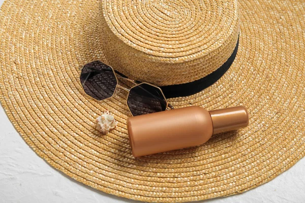 Botella Crema Protector Solar Sombrero Mimbre Concha Marina Gafas Sol — Foto de Stock