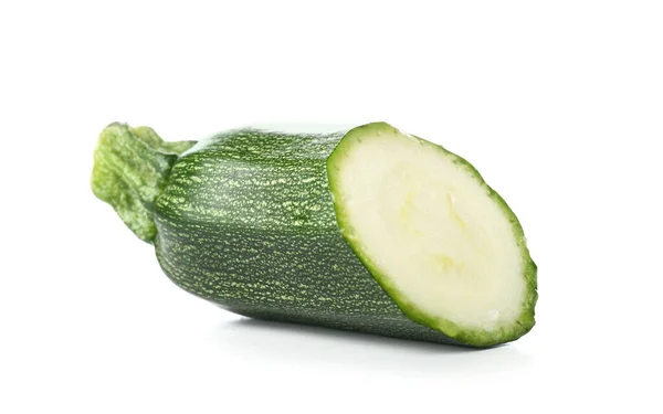 Metà Zucchine Verdi Fresche Sfondo Bianco — Foto Stock