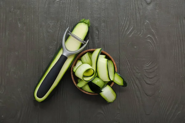Bowl Slices Fresh Zucchini Black Wooden Background — Stock Photo, Image