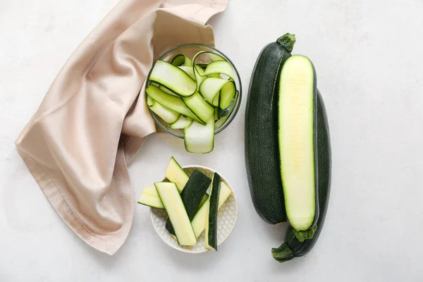 Schüsseln Mit Frischen Zucchini Scheiben Auf Weißem Hintergrund — Stockfoto