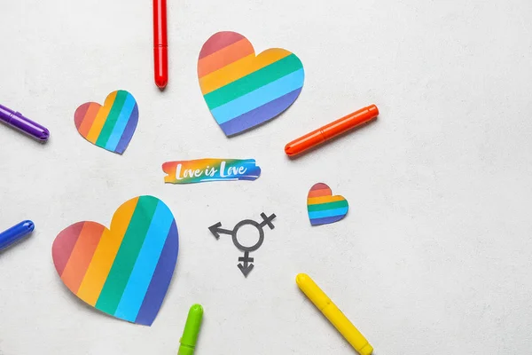 Szöveg Szeretet Szeretet Papírszívvel Transznemű Szimbólumok Tollak Fehér Háttér — Stock Fotó