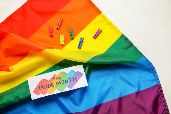 白底印有Happy Pride月 服装别针和Lgbt标志的卡片 — 图库照片