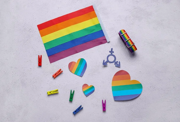 Bendera Lgbt Dengan Hati Kertas Clothespins Dan Simbol Transgender Pada — Stok Foto